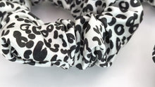 Load and play video in Gallery viewer, Leopard Silk Pillowcase and Scrunchies Gift Set