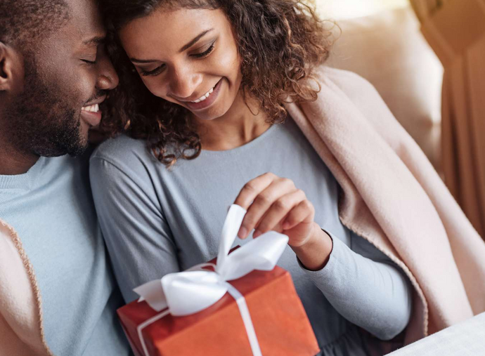 Traditional vs Modern 3rd Anniversary Gifts UK: Options & Cost