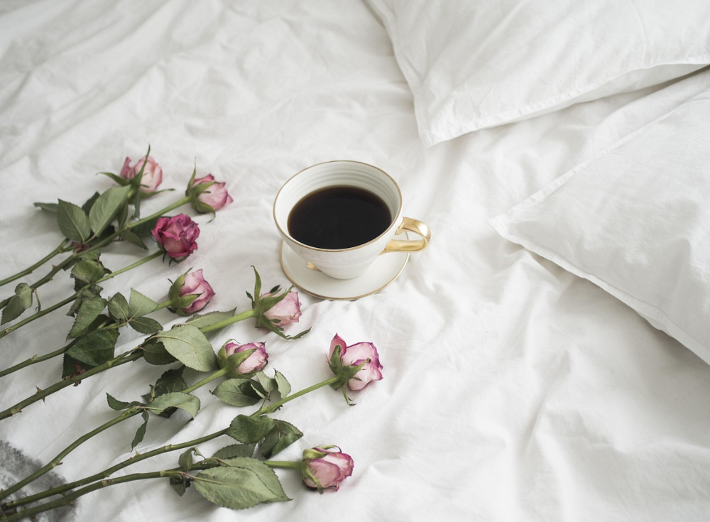 Gwyneth Paltrow's Bed Sheets: Fabrics, Costs & Reviews