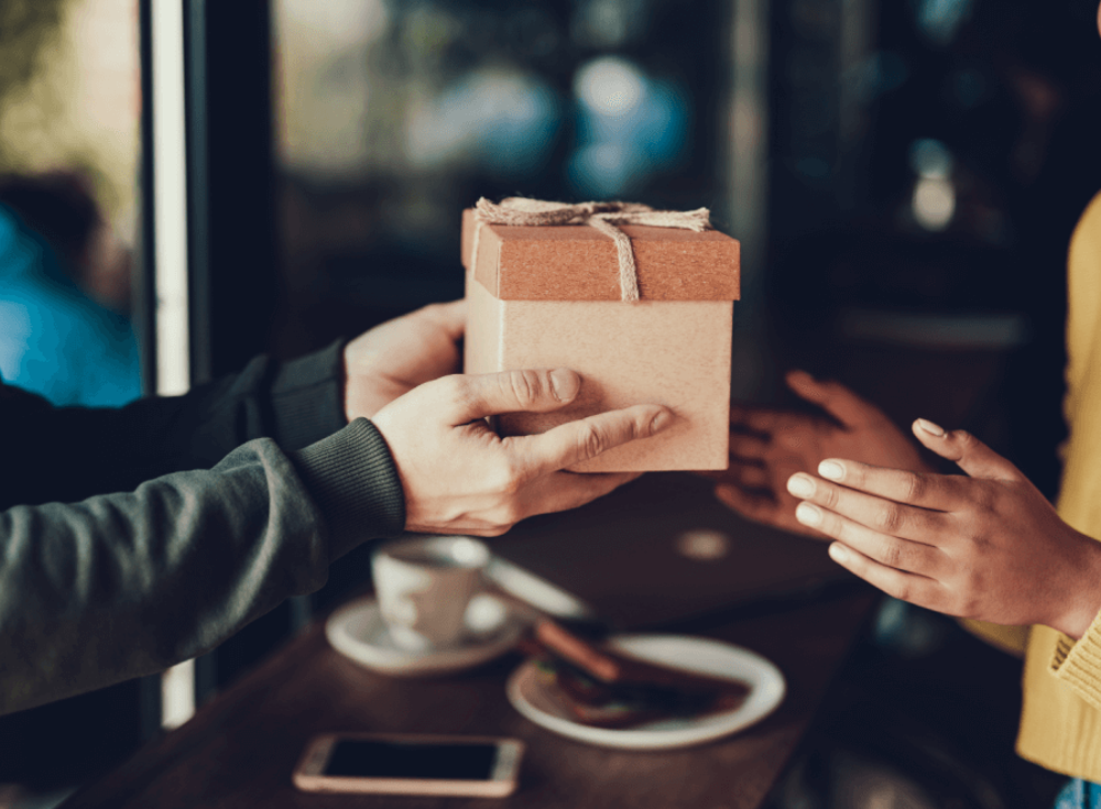 Traditional vs Modern 2nd Anniversary Gifts UK: 2026 Ideas & Prices