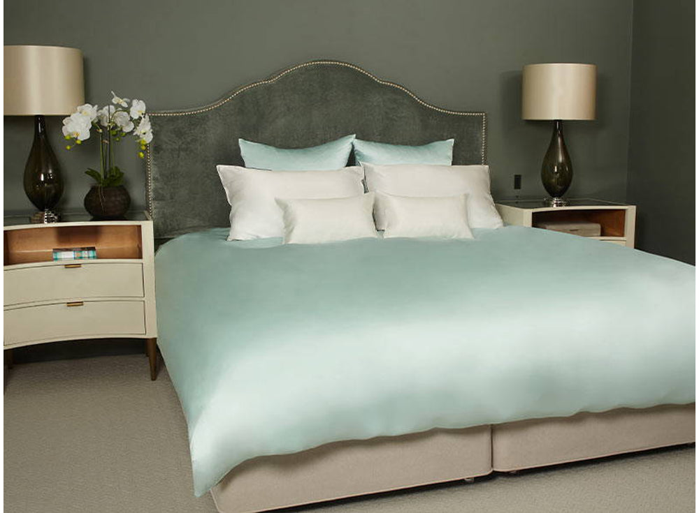 The Opulent Embrace of Silk Duvet Covers: A Royal Slumber Awaits You