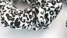 Video laden en afspelen in Gallery-weergave, Leopard Silk Pillowcase and Scrunchies Gift Set
