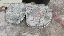 Laden und Abspielen von Videos im Galerie-Viewer, Flamingos Pure Silk Sleep Gift Set
