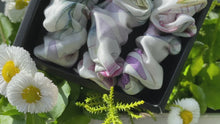 在图库查看器中加载和播放视频，Iridescent Garden 真丝发带套装
