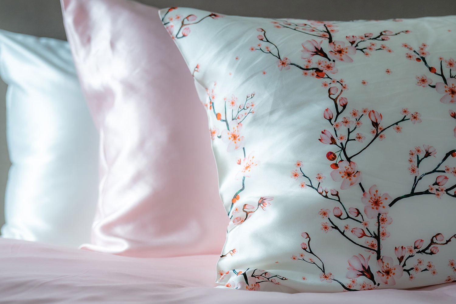 Funda de almohada de seda con flor de cerezo