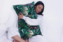 Laden Sie das Bild in den Galerie-Viewer, Jungle Pure Silk Pillowcase
