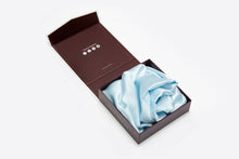 Laden Sie das Bild in den Galerie-Viewer, Pastel Blue and Brilliant White Silk Duvet Set - MayfairSilk
